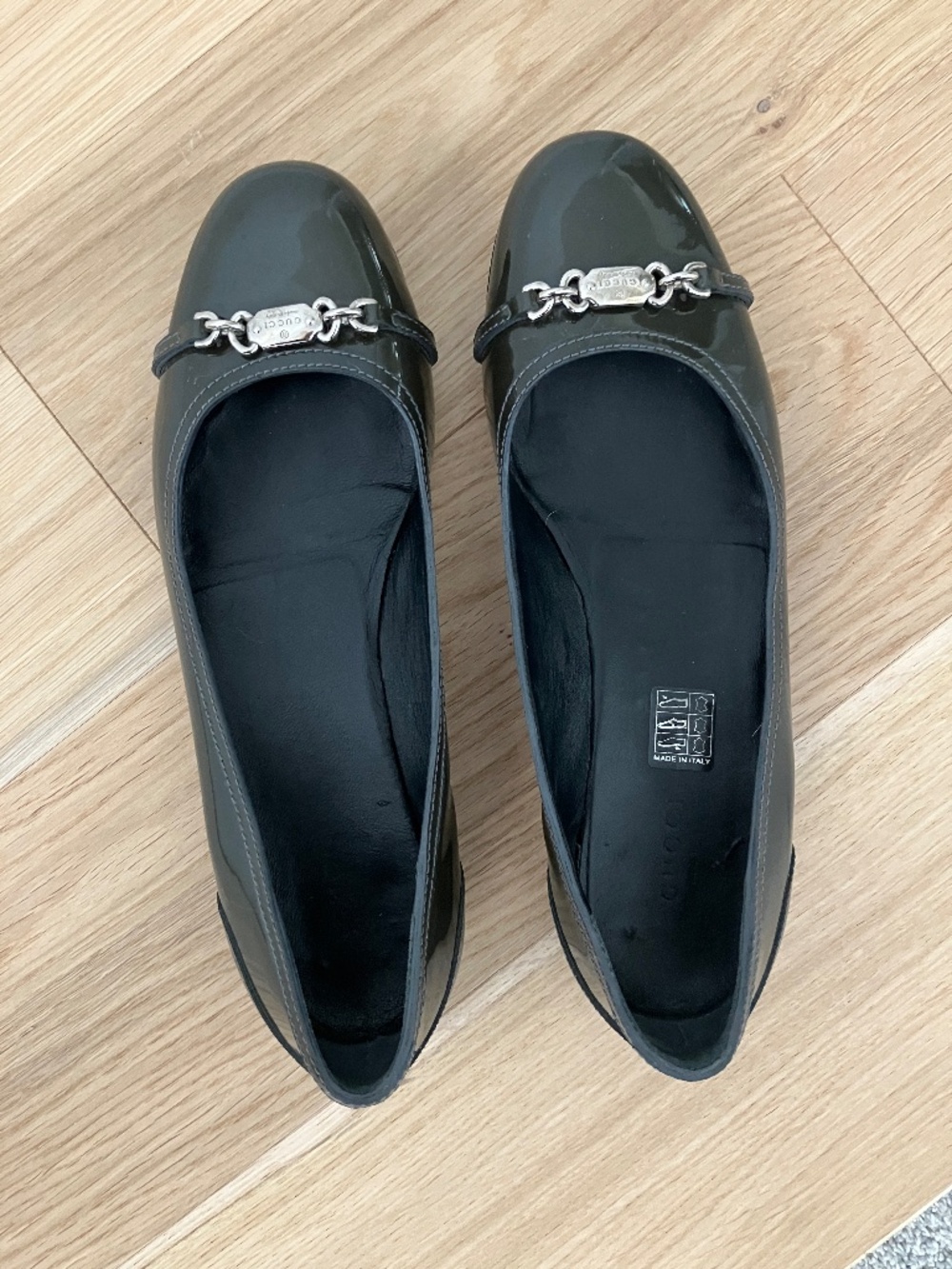 Gucci Patent Leather Ballet Flats Silver Chain Logo Made in Italy